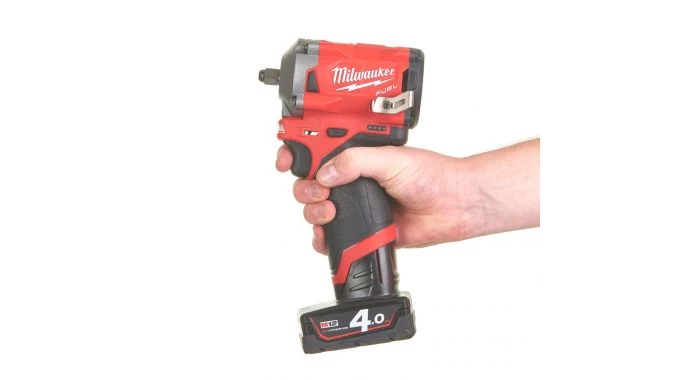 Clé à choc sans fil Milwaukee M12 FIW38-0 - Clé à choc sans fil Li-Ion 12V (machine seule) - 339 Nm - 3/8" - moteur brushless - 4933464612 6 Clé à choc sans fil Milwaukee M12 FIW38-0 - Clé à choc sans fil Li-Ion 12V (machine seule) - 339 Nm - 3/8" - moteur brushless - 4933464612 – Image 4